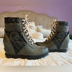 Sorel Women's Lexie Wedge Suede Quilted Green and Black Waterproof Boots